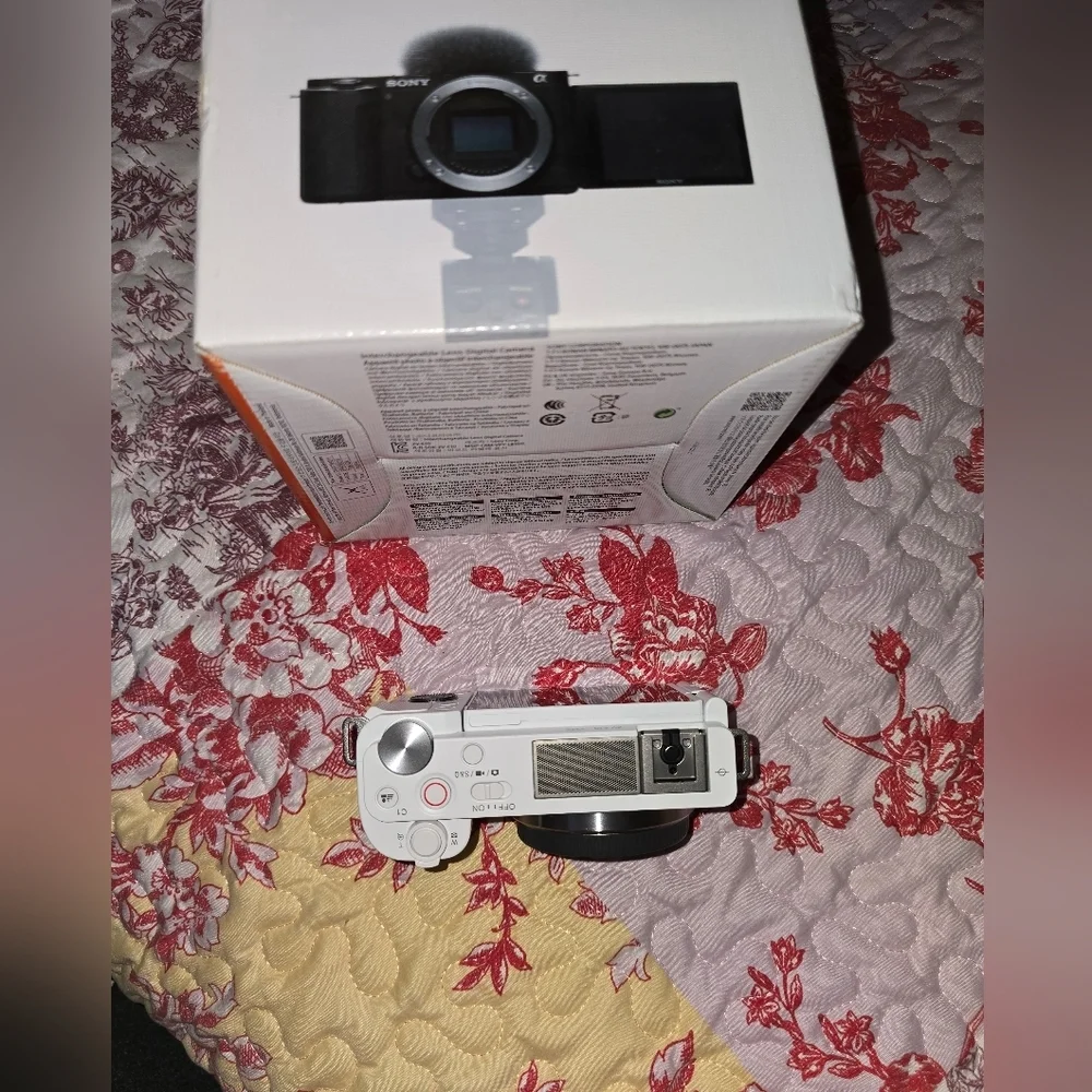 BRAND NEW Sony ZV-E10 Mirrorless camera (NO LENS)